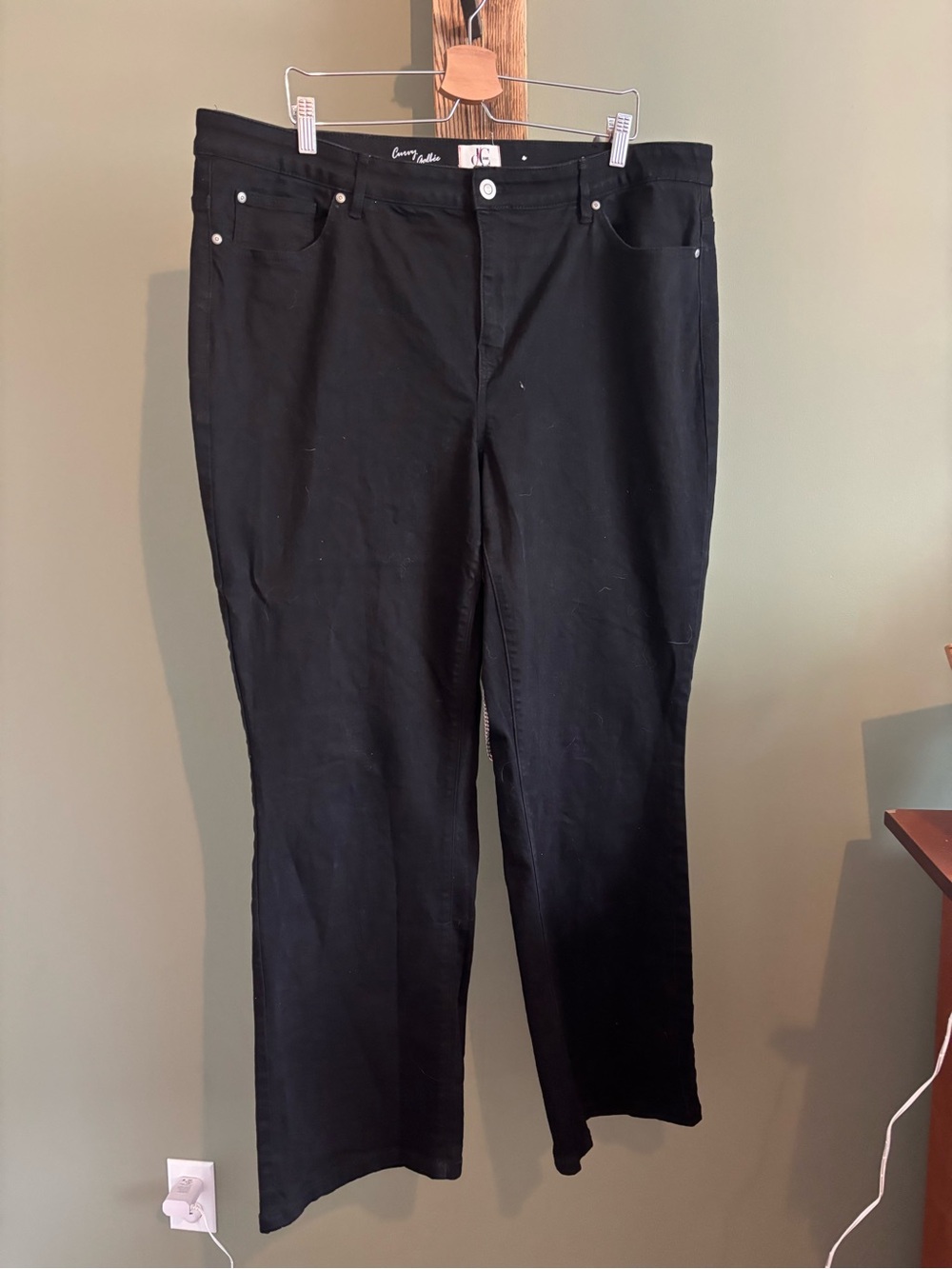 182.) NWOT DC Jeans /  Curvy Fit - Black Jeans Stretch - Straight Leg